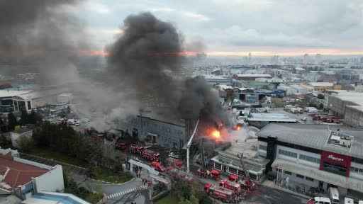Esenyurt’ta kimyasal madde deposunda yangın
